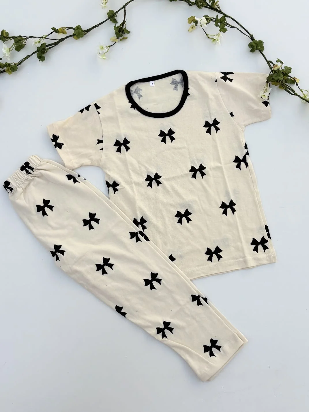 0000 Cream Black Bow Printed Half Sleeves T-shirt with Bow Printed Pajama Kids Suits